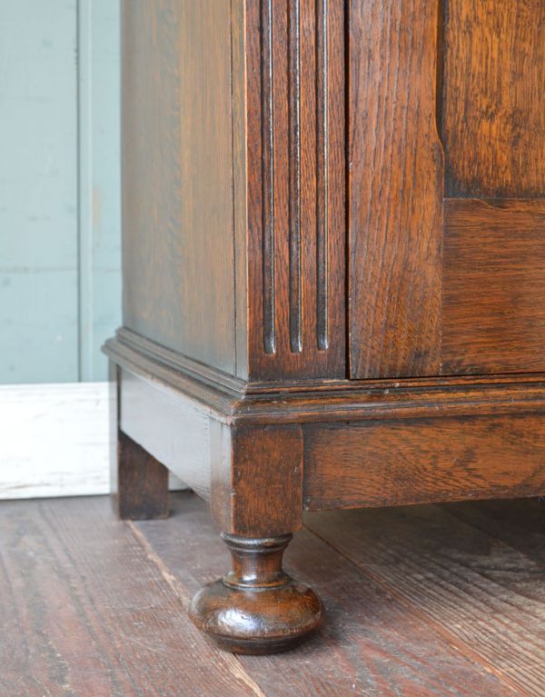 アンティークのキャビネット　アンティーク家具　英国らしい紳士のアンティーク家具、お洒落なワードローブ。安定感のある脚がしっかり支えます。(q-503-f)