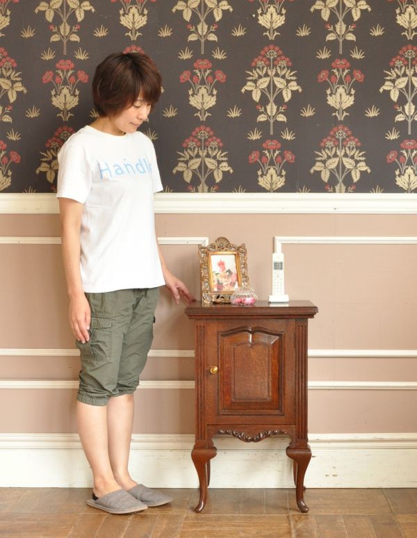 アンティークのキャビネット アンティーク家具 ナイトテーブルにもなる英国アンティーク家具、ペディスタル カップボード。サイドテーブルにも最適!使いたいときに使いたいところに持ってこられる気軽さが魅力です。(q-506-f)