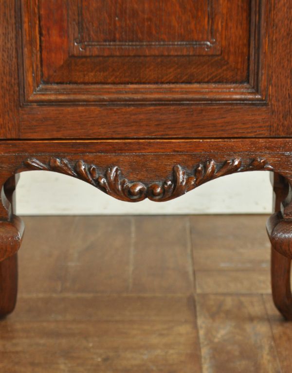 アンティークのキャビネット アンティーク家具 ナイトテーブルにもなる英国アンティーク家具、ペディスタル カップボード。細かくて繊細な彫が見とれるほど美しいです。(q-506-f)