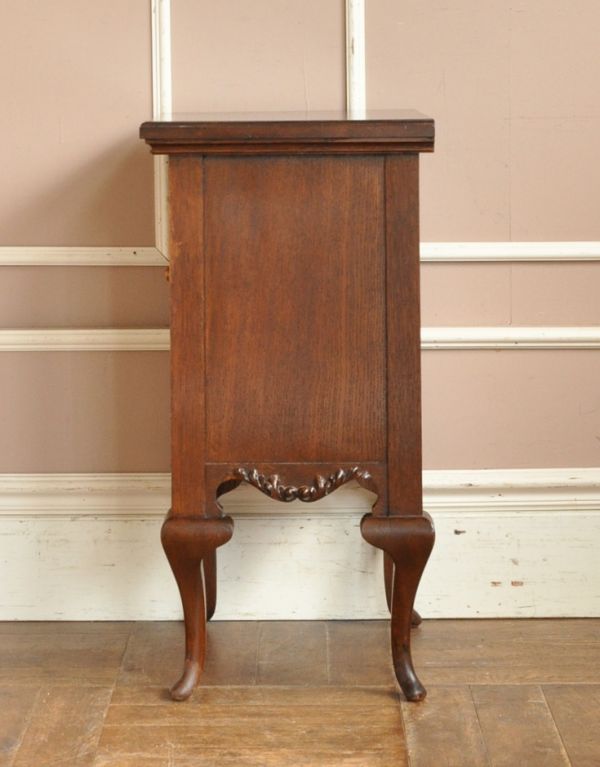 アンティークのキャビネット アンティーク家具 ナイトテーブルにもなる英国アンティーク家具、ペディスタル カップボード。サイドもスッキリ。(q-506-f)