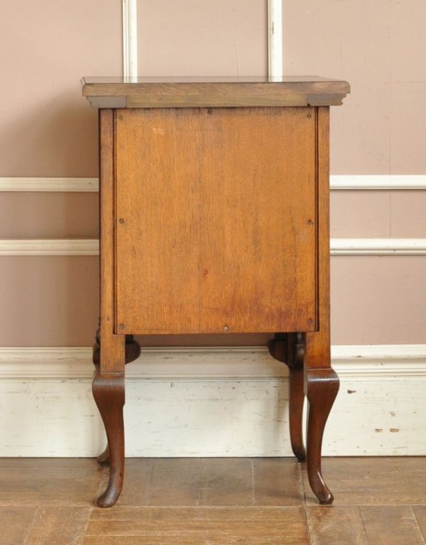 アンティークのキャビネット アンティーク家具 ナイトテーブルにもなる英国アンティーク家具、ペディスタル カップボード。裏側もキレイな状態です。(q-506-f)