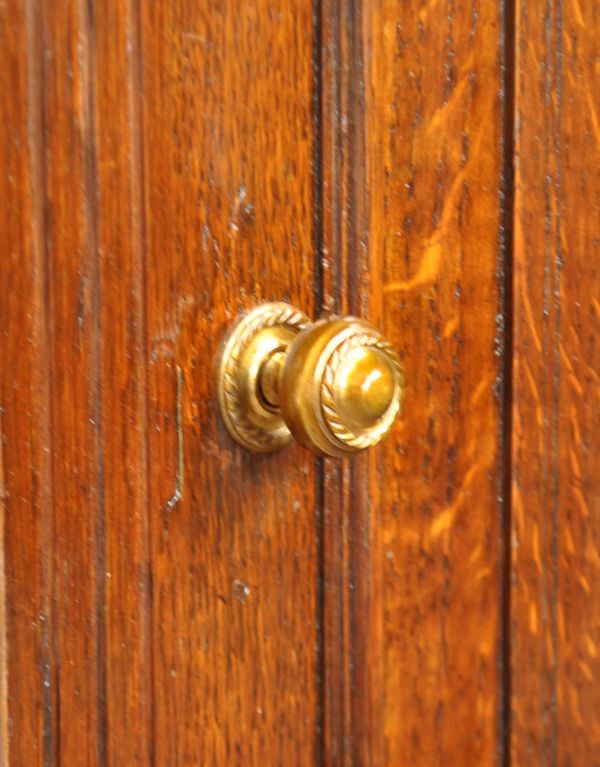 アンティークのキャビネット アンティーク家具 ナイトテーブルにもなる英国アンティーク家具、ペディスタル カップボード。高級感のあるゴールドの取っ手が付いています。(q-506-f)