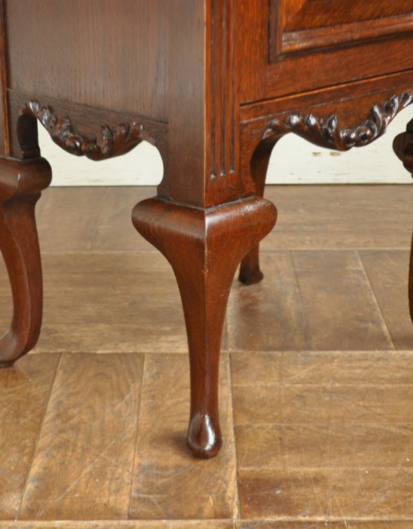 アンティークのキャビネット アンティーク家具 ナイトテーブルにもなる英国アンティーク家具、ペディスタル カップボード。脚にも美しい彫があります。(q-506-f)