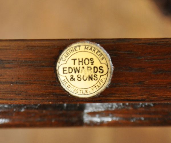 アンティークのキャビネット アンティーク家具 ナイトテーブルにもなる英国アンティーク家具、ペディスタル カップボード。メーカーのタグが残っていました。(q-506-f)