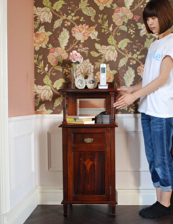 アンティークのキャビネット　アンティーク家具　象嵌が美しいアンティーク家具、便利なペディスタルカップボード。サイドテーブルにも最適！使いたいときに使いたいところに持ってこられる気軽さが魅力です。(q-508-f)