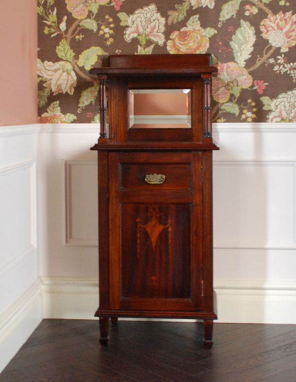 アンティークのキャビネット　アンティーク家具　象嵌が美しいアンティーク家具、便利なペディスタルカップボード。大人っぽいカラーで落ち着きがあります。(q-508-f)