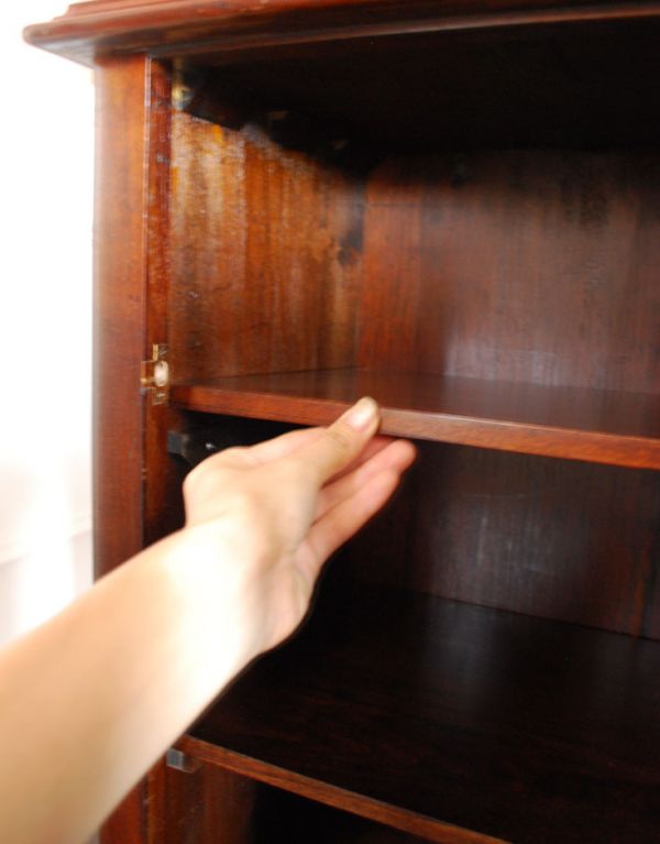 アンティークのキャビネット　アンティーク家具　象嵌が美しいアンティーク家具、便利なペディスタルカップボード。棚板は可動式になっています。(q-508-f)