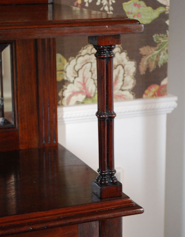 アンティークのキャビネット　アンティーク家具　象嵌が美しいアンティーク家具、便利なペディスタルカップボード。アンティークならではの凝った装飾がポイントになっています。(q-508-f)