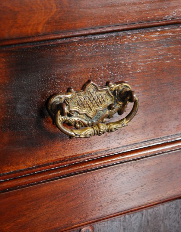 アンティークのキャビネット　アンティーク家具　象嵌が美しいアンティーク家具、便利なペディスタルカップボード。扉はゴールドの重厚感のある取っ手です。(q-508-f)