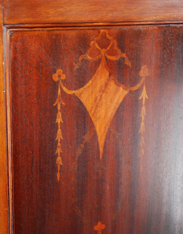アンティークのキャビネット　アンティーク家具　象嵌が美しいアンティーク家具、便利なペディスタルカップボード。美しく繊細な象嵌がある扉です。(q-508-f)