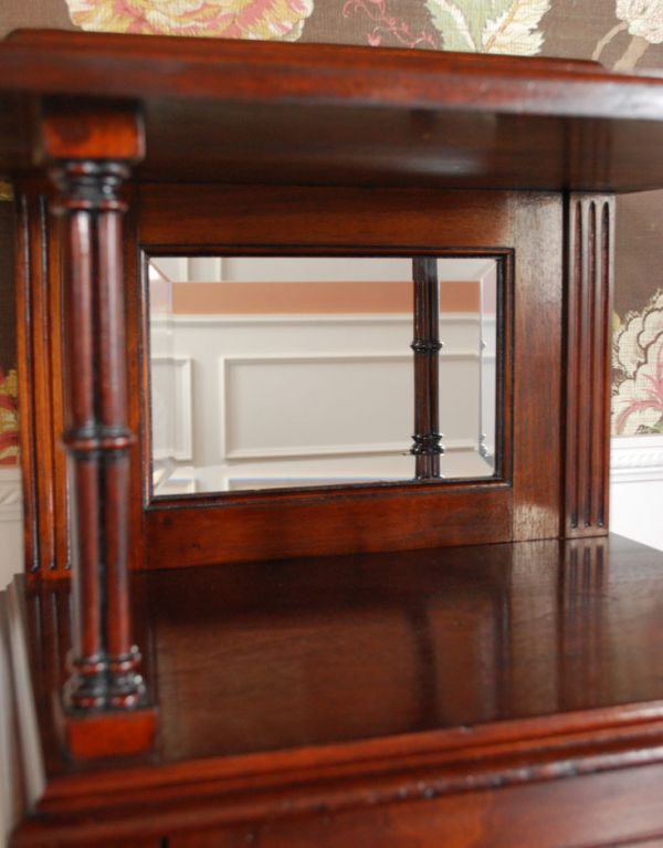 アンティークのキャビネット　アンティーク家具　象嵌が美しいアンティーク家具、便利なペディスタルカップボード。オープン棚の奥にはミラーが付いています。(q-508-f)
