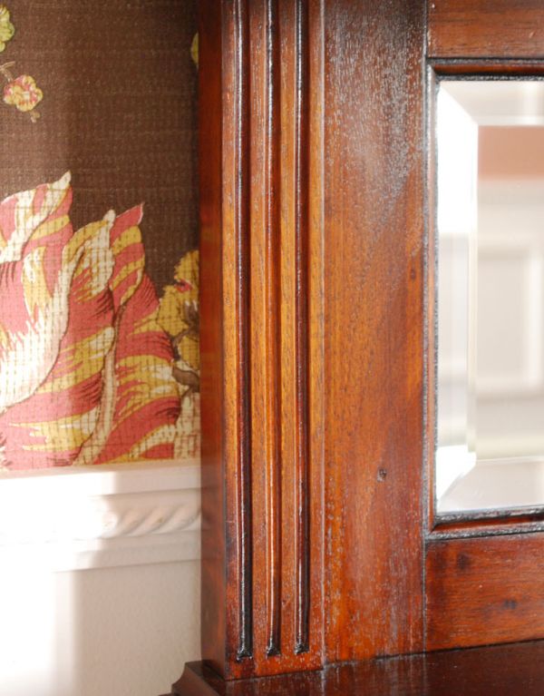 アンティークのキャビネット　アンティーク家具　象嵌が美しいアンティーク家具、便利なペディスタルカップボード。ミラーの横にも彫があります。(q-508-f)