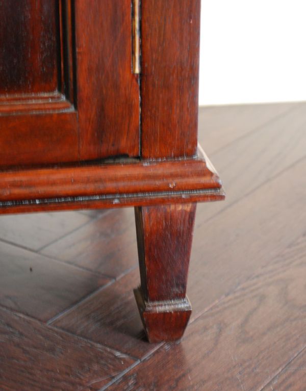 アンティークのキャビネット　アンティーク家具　象嵌が美しいアンティーク家具、便利なペディスタルカップボード。きちんとメンテナンスしているので安定感があります。(q-508-f)