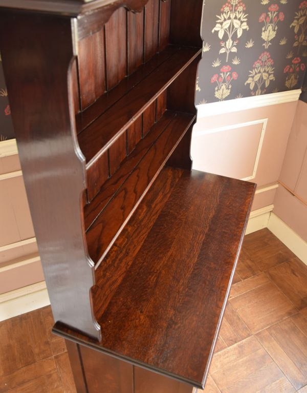 アンティークのキャビネット　アンティーク家具　アンティークの英国家具、引き出し付のウェルッシュドレッサー（食器棚）。天板は広々としています。(q-509-f)