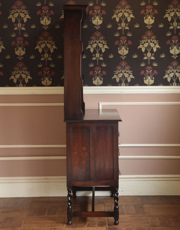 アンティークのキャビネット　アンティーク家具　アンティークの英国家具、引き出し付のウェルッシュドレッサー（食器棚）。奥行きが浅いので、横から見るととてもスッキリとしていて圧迫感がありません。(q-509-f)