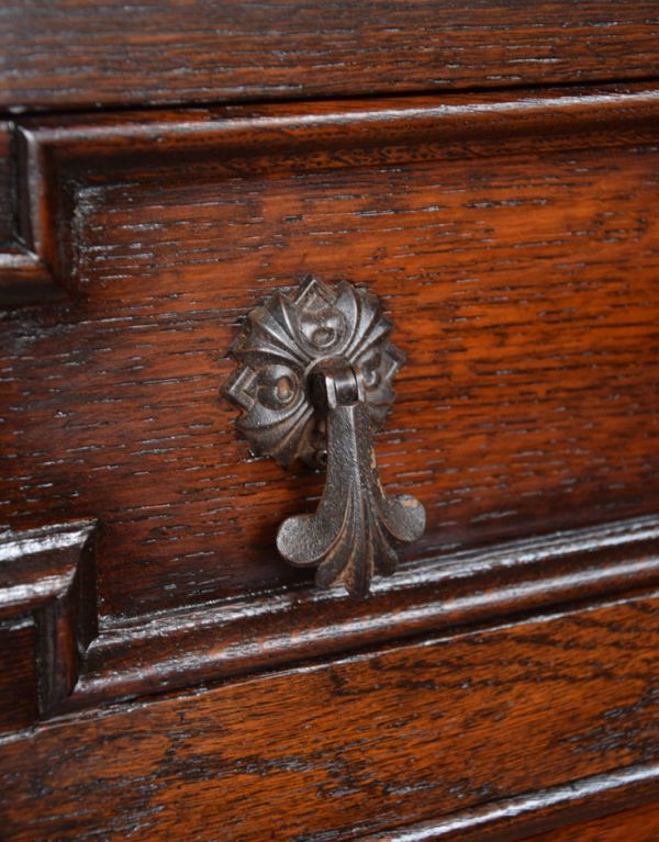 アンティークのキャビネット　アンティーク家具　アンティークの英国家具、引き出し付のウェルッシュドレッサー（食器棚）。引き出しの取っ手は味わいのある色味でデザインもゴージャス。(q-509-f)