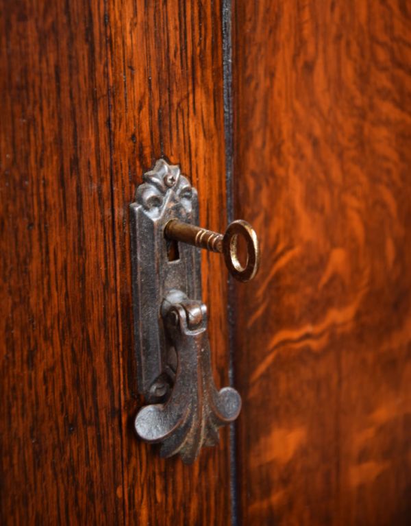 アンティークのキャビネット　アンティーク家具　アンティークの英国家具、引き出し付のウェルッシュドレッサー（食器棚）。お洒落なドロップ形の取っ手です。(q-509-f)