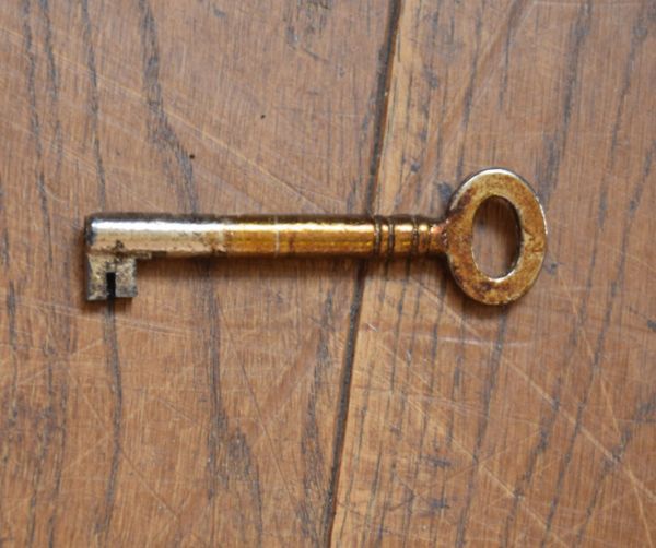 アンティークのキャビネット　アンティーク家具　アンティークの英国家具、引き出し付のウェルッシュドレッサー（食器棚）。味のあるアンティークの鍵が１つ付いています。(q-509-f)