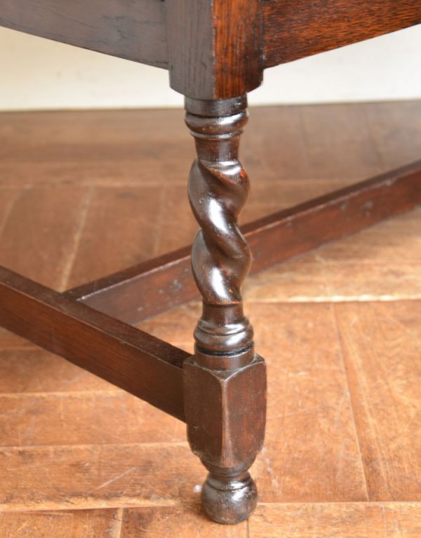 アンティークのキャビネット　アンティーク家具　アンティークの英国家具、引き出し付のウェルッシュドレッサー（食器棚）。安定感のある脚がしっかり支えます。(q-509-f)