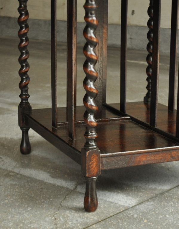 ロイドテーブル　アンティーク家具　収納たっぷりのアンティーク家具、ツイスト脚のおしゃれなサイドテーブル。※フェルトキーパーをお付けしてお届けしています。(q-511-f)