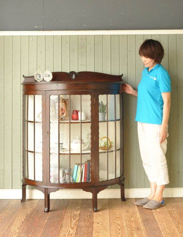 アンティークのキャビネット アンティーク家具 気品あるアンティーク英国家具、ハーフムーン型のガラスキャビネット。曲線が美しいキャビネット。(q-513-f)