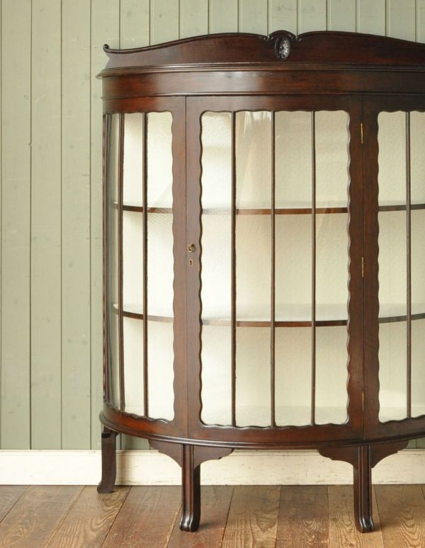 アンティークのキャビネット アンティーク家具 気品あるアンティーク英国家具、ハーフムーン型のガラスキャビネット。ガラスもアンティークならでは。(q-513-f)