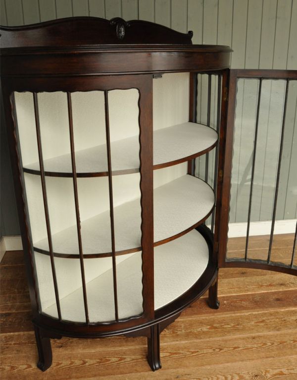 アンティークのキャビネット アンティーク家具 気品あるアンティーク英国家具、ハーフムーン型のガラスキャビネット。棚板は全て固定です。(q-513-f)