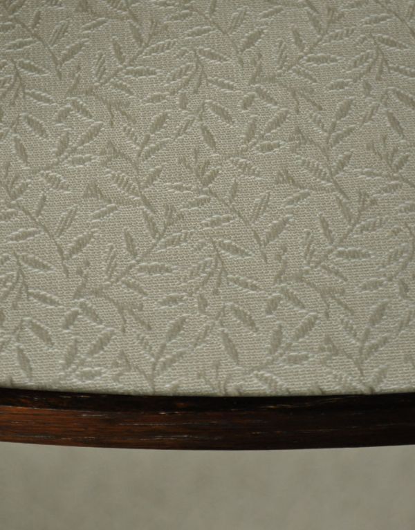 アンティークのキャビネット アンティーク家具 気品あるアンティーク英国家具、ハーフムーン型のガラスキャビネット。柄物の食器やお気に入りのアイテムが引き立つようにシンプルな生地に新しく張り替えています。(q-513-f)