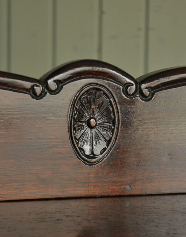 アンティークのキャビネット アンティーク家具 気品あるアンティーク英国家具、ハーフムーン型のガラスキャビネット。職人の細やかなこだわりが詰まった彫り。(q-513-f)