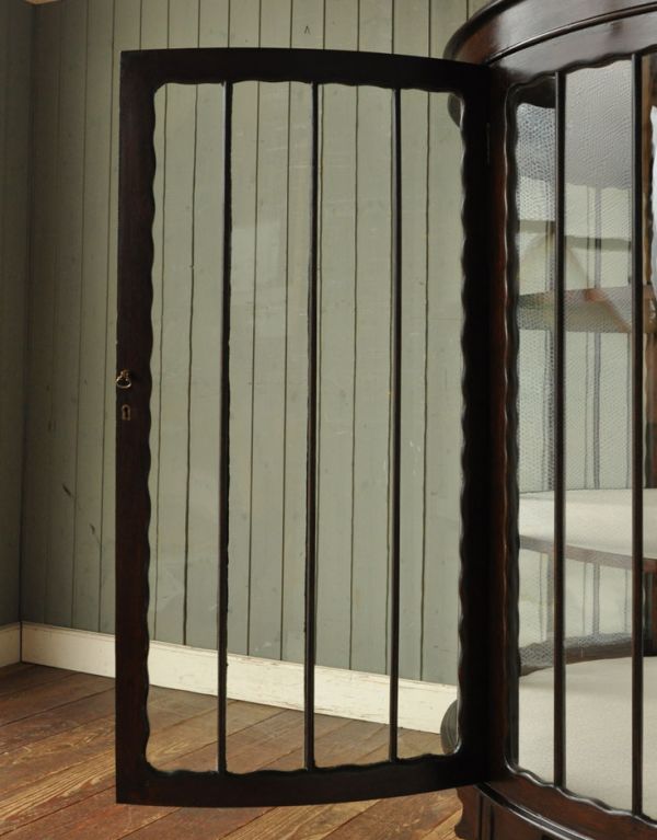 アンティークのキャビネット アンティーク家具 気品あるアンティーク英国家具、ハーフムーン型のガラスキャビネット。ガラスも当時のもの。(q-513-f)