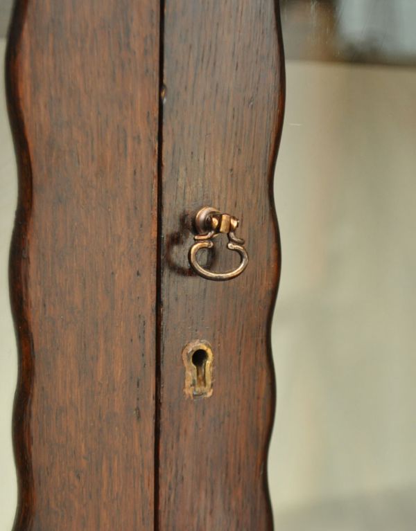 アンティークのキャビネット アンティーク家具 気品あるアンティーク英国家具、ハーフムーン型のガラスキャビネット。鍵は使えます。(q-513-f)