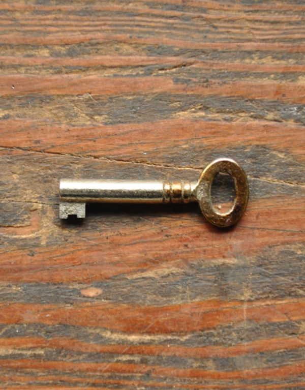 アンティークのキャビネット アンティーク家具 気品あるアンティーク英国家具、ハーフムーン型のガラスキャビネット。アンティークの鍵が付いています。(q-513-f)