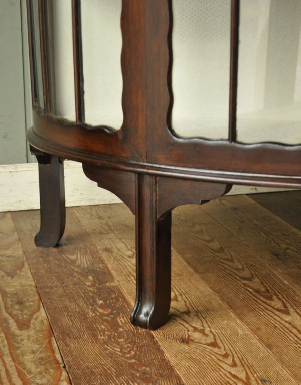 アンティークのキャビネット アンティーク家具 気品あるアンティーク英国家具、ハーフムーン型のガラスキャビネット。安定感のある脚がしっかり支えます。(q-513-f)