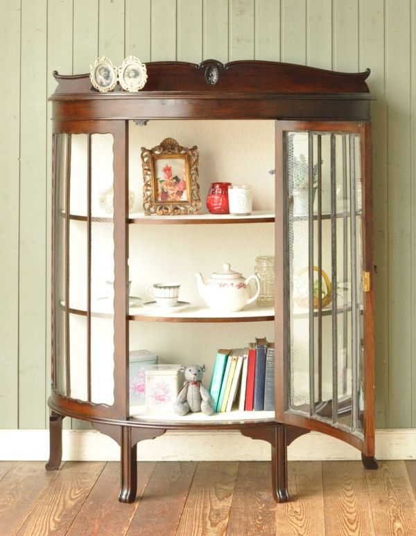 アンティークのキャビネット アンティーク家具 気品あるアンティーク英国家具、ハーフムーン型のガラスキャビネット。棚板は固定です。(q-513-f)