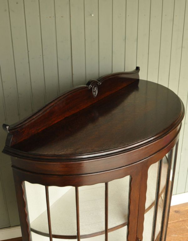 アンティークのキャビネット アンティーク家具 気品あるアンティーク英国家具、ハーフムーン型のガラスキャビネット。天板もキレイにお直ししました。(q-513-f)