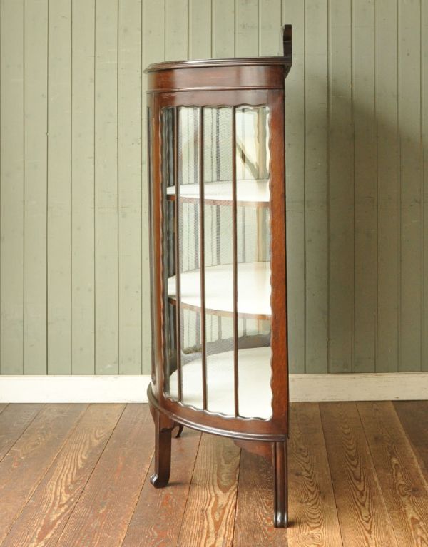 アンティークのキャビネット アンティーク家具 気品あるアンティーク英国家具、ハーフムーン型のガラスキャビネット。横から見るとスッキリしています。(q-513-f)