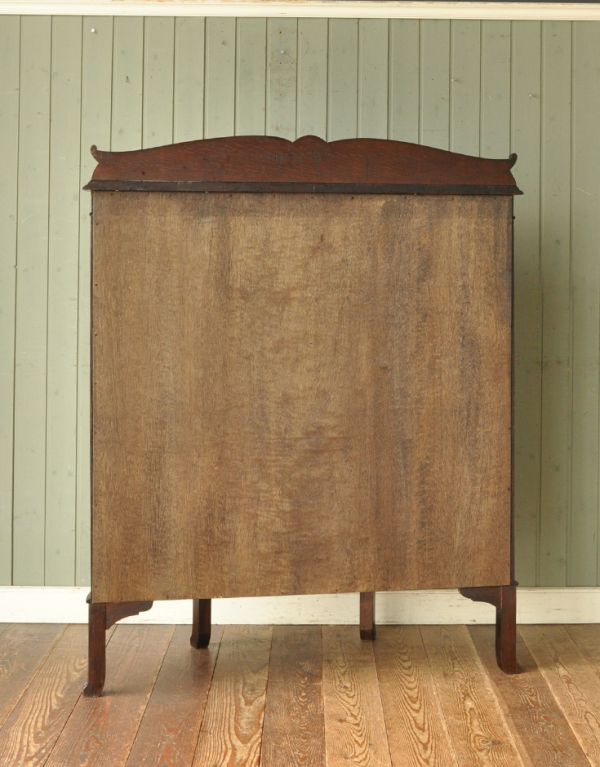 アンティークのキャビネット アンティーク家具 気品あるアンティーク英国家具、ハーフムーン型のガラスキャビネット。キチンとメンテナンスしてあるので、裏側もキレイです。(q-513-f)