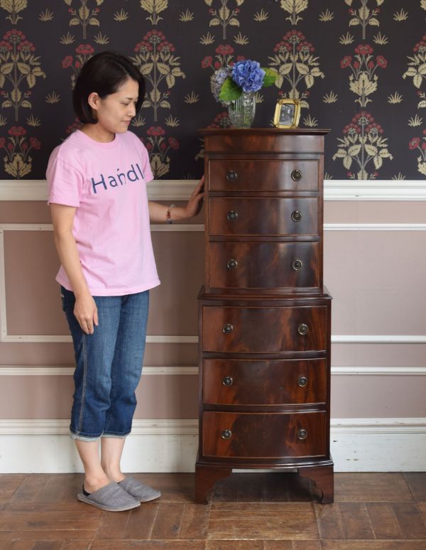 アンティークのチェスト アンティーク家具 引き出しが6杯あるアンティークの収納家具、イギリスのチェスト(トールボーイ)。高級感があって女性らしい優しいシルエット。(q-514-f)