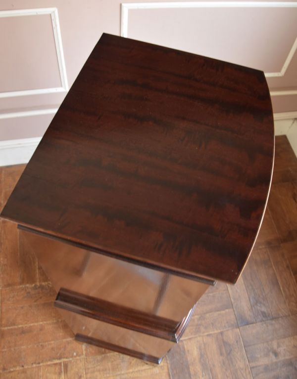 アンティークのチェスト アンティーク家具 引き出しが6杯あるアンティークの収納家具、イギリスのチェスト(トールボーイ)。天板も木目がとってもキレイです。(q-514-f)