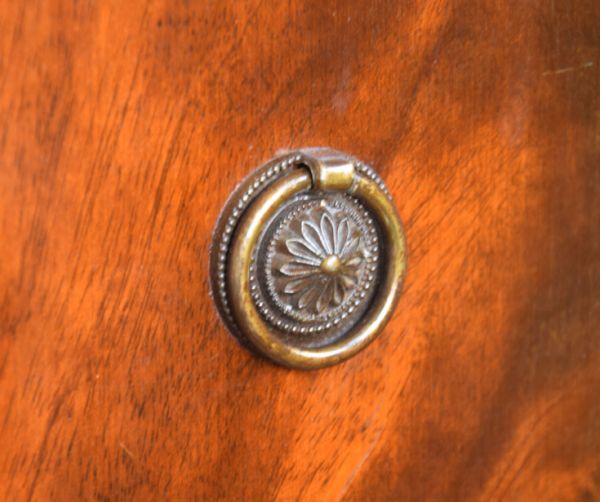 アンティークのチェスト アンティーク家具 引き出しが6杯あるアンティークの収納家具、イギリスのチェスト(トールボーイ)。引き出しの取っ手です。(q-514-f)