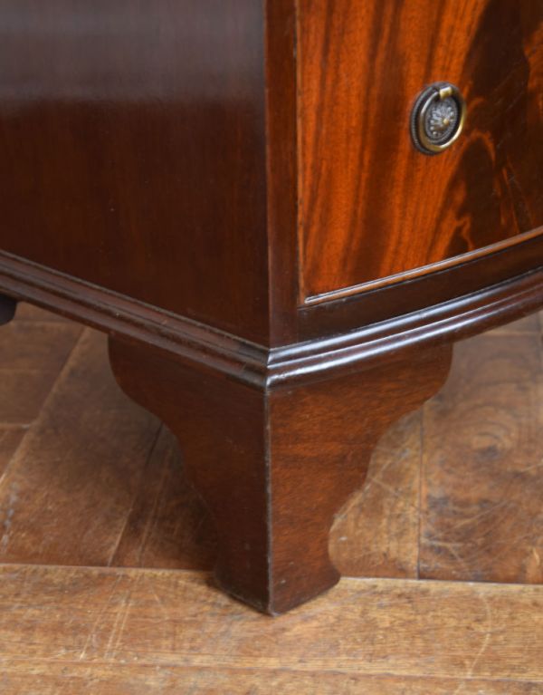 アンティークのチェスト アンティーク家具 引き出しが6杯あるアンティークの収納家具、イギリスのチェスト(トールボーイ)。脚付きのタイプは、風通しがいいです。(q-514-f)