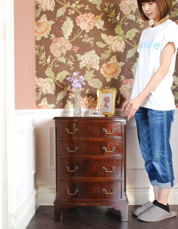 アンティークのチェスト アンティーク家具 高級感のあるマホガニー材のアンティーク家具、英国のチェスト。高級感があって女性らしい優しいシルエット。(q-515-f)