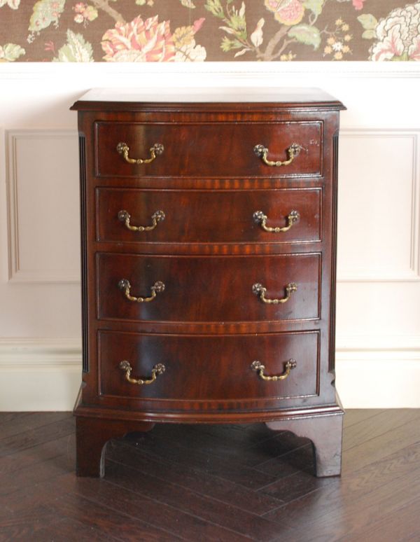 アンティークのチェスト アンティーク家具 高級感のあるマホガニー材のアンティーク家具、英国のチェスト。品のある色合いと木目です。(q-515-f)