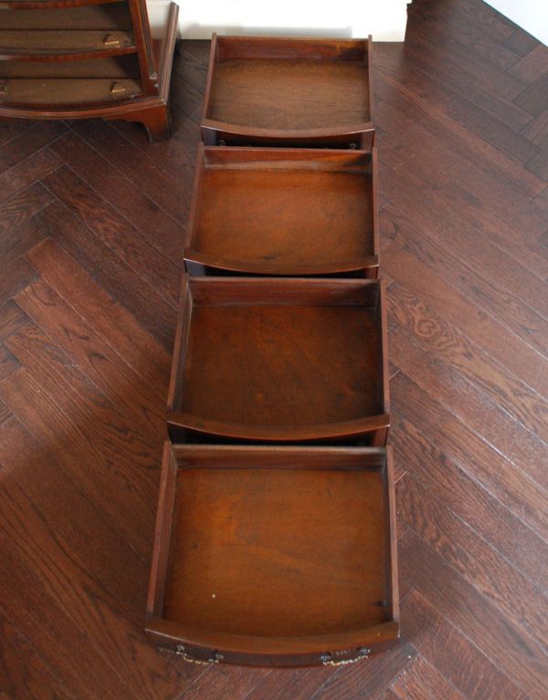 アンティークのチェスト アンティーク家具 高級感のあるマホガニー材のアンティーク家具、英国のチェスト。引き出しは4杯。(q-515-f)