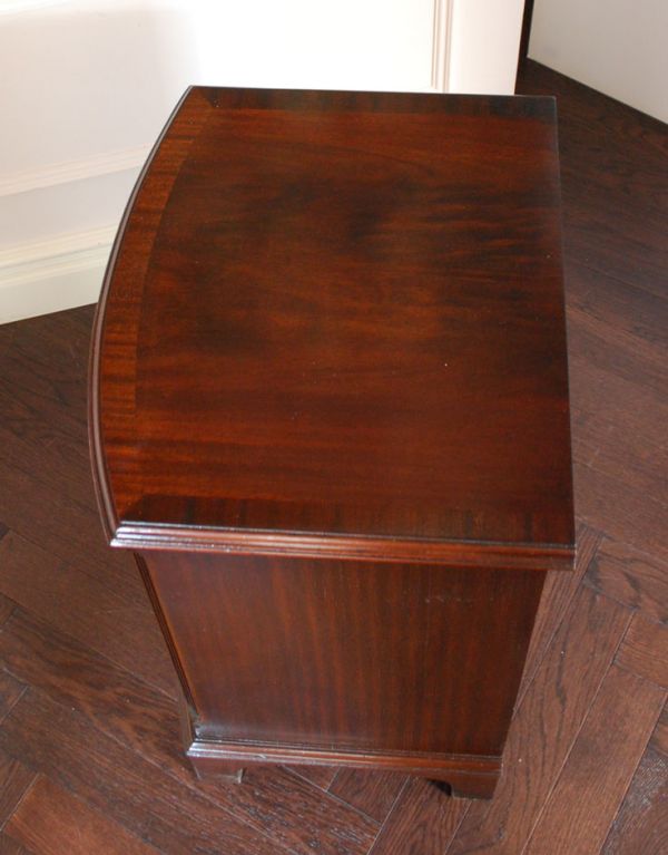 アンティークのチェスト アンティーク家具 高級感のあるマホガニー材のアンティーク家具、英国のチェスト。天板も木目がキレイです。(q-515-f)