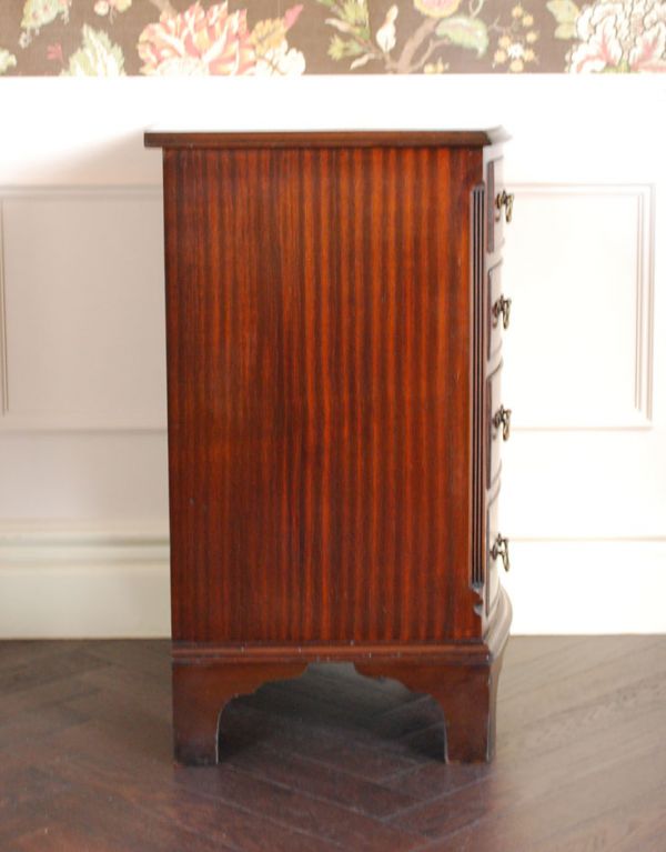 アンティークのチェスト アンティーク家具 高級感のあるマホガニー材のアンティーク家具、英国のチェスト。サイドから見ても絵になります。(q-515-f)
