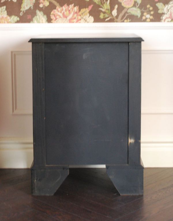 アンティークのチェスト アンティーク家具 高級感のあるマホガニー材のアンティーク家具、英国のチェスト。しっかりメンテナンスしているので、裏側もキレイです。(q-515-f)