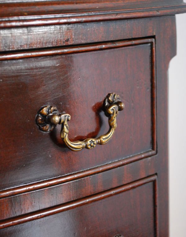 アンティークのチェスト アンティーク家具 高級感のあるマホガニー材のアンティーク家具、英国のチェスト。ハンドル形のオシャレな取っ手です。(q-515-f)