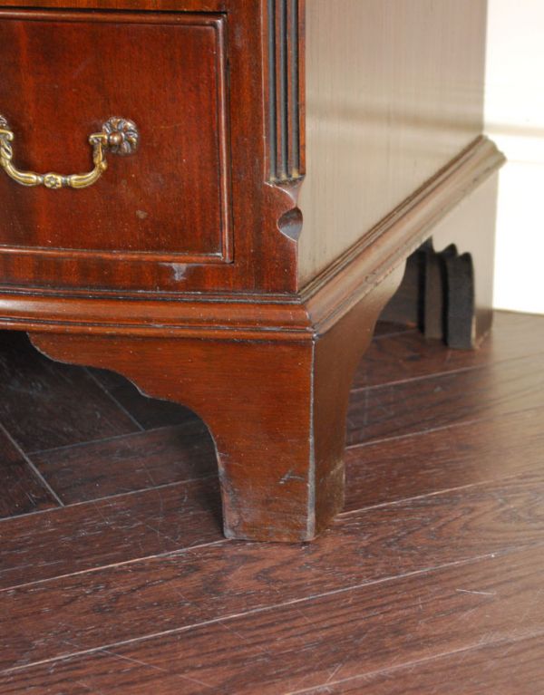 アンティークのチェスト アンティーク家具 高級感のあるマホガニー材のアンティーク家具、英国のチェスト。彫がキレイな脚です。(q-515-f)