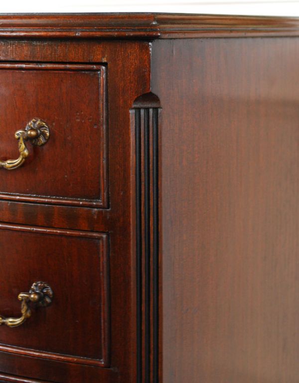 アンティークのチェスト アンティーク家具 高級感のあるマホガニー材のアンティーク家具、英国のチェスト。サイドもキレイな状態です。(q-515-f)